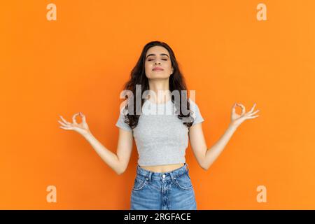 Entspannt weiblichen Meditieren auf hellen Hintergrund, Yoga Techniken, Konzentration Stockfoto