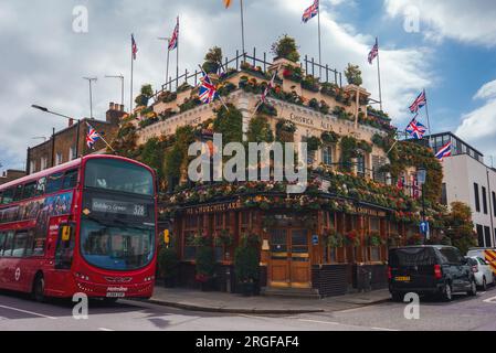 Churchill Arms mit bewölktem Himmel im Hintergrund Stockfoto