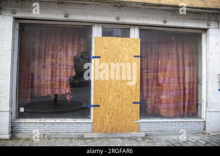 Vilvoorde, Belgien. 09. Aug. 2023. Die Abbildung zeigt den Platz, auf dem gestern eine Person nach einem Kampf starb, in der Kolveniersstraat in Vilvoorde, Mittwoch, den 09. August 2023. Gestern ist die Polizei in ein besetztes Gebäude eingedrungen, wo sie die schwere verstümmelte Leiche einer Person gefunden haben. 14 mit Fledermäusen und Messern bewaffnete Menschen wurden verhaftet. BELGA FOTO NICOLAS MAETERLINCK Kredit: Belga News Agency/Alamy Live News Stockfoto