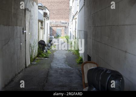 Vilvoorde, Belgien. 09. Aug. 2023. Die Abbildung zeigt den Platz, auf dem gestern eine Person nach einem Kampf starb, in der Kolveniersstraat in Vilvoorde, Mittwoch, den 09. August 2023. Gestern ist die Polizei in ein besetztes Gebäude eingedrungen, wo sie die schwere verstümmelte Leiche einer Person gefunden haben. 14 mit Fledermäusen und Messern bewaffnete Menschen wurden verhaftet. BELGA FOTO NICOLAS MAETERLINCK Kredit: Belga News Agency/Alamy Live News Stockfoto