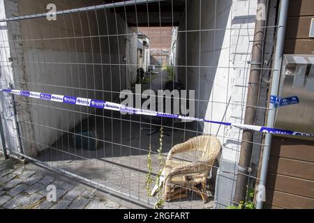 Vilvoorde, Belgien. 09. Aug. 2023. Die Abbildung zeigt den Platz, auf dem gestern eine Person nach einem Kampf starb, in der Kolveniersstraat in Vilvoorde, Mittwoch, den 09. August 2023. Gestern ist die Polizei in ein besetztes Gebäude eingedrungen, wo sie die schwere verstümmelte Leiche einer Person gefunden haben. 14 mit Fledermäusen und Messern bewaffnete Menschen wurden verhaftet. BELGA FOTO NICOLAS MAETERLINCK Kredit: Belga News Agency/Alamy Live News Stockfoto