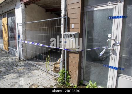 Vilvoorde, Belgien. 09. Aug. 2023. Die Abbildung zeigt den Platz, auf dem gestern eine Person nach einem Kampf starb, in der Kolveniersstraat in Vilvoorde, Mittwoch, den 09. August 2023. Gestern ist die Polizei in ein besetztes Gebäude eingedrungen, wo sie die schwere verstümmelte Leiche einer Person gefunden haben. 14 mit Fledermäusen und Messern bewaffnete Menschen wurden verhaftet. BELGA FOTO NICOLAS MAETERLINCK Kredit: Belga News Agency/Alamy Live News Stockfoto