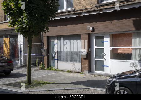 Vilvoorde, Belgien. 09. Aug. 2023. Die Abbildung zeigt den Platz, auf dem gestern eine Person nach einem Kampf starb, in der Kolveniersstraat in Vilvoorde, Mittwoch, den 09. August 2023. Gestern ist die Polizei in ein besetztes Gebäude eingedrungen, wo sie die schwere verstümmelte Leiche einer Person gefunden haben. 14 mit Fledermäusen und Messern bewaffnete Menschen wurden verhaftet. BELGA FOTO NICOLAS MAETERLINCK Kredit: Belga News Agency/Alamy Live News Stockfoto