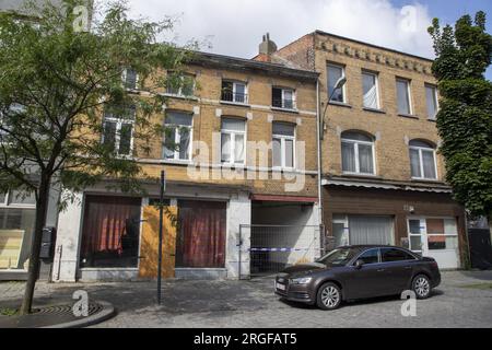 Vilvoorde, Belgien. 09. Aug. 2023. Die Abbildung zeigt den Platz, auf dem gestern eine Person nach einem Kampf starb, in der Kolveniersstraat in Vilvoorde, Mittwoch, den 09. August 2023. Gestern ist die Polizei in ein besetztes Gebäude eingedrungen, wo sie die schwere verstümmelte Leiche einer Person gefunden haben. 14 mit Fledermäusen und Messern bewaffnete Menschen wurden verhaftet. BELGA FOTO NICOLAS MAETERLINCK Kredit: Belga News Agency/Alamy Live News Stockfoto