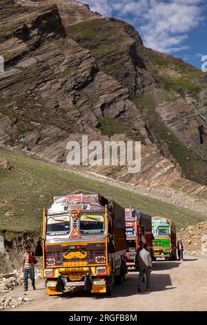 Indien, Ladakh, Zanskar, Autobahn NH301 nach Zanskar, Lastwagen, die auf Erdrutsche warten Stockfoto