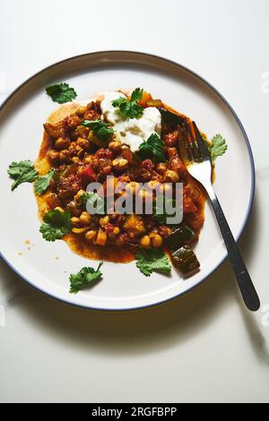 Kichererbsen-Tagine. Herzhafter marokkanischer Eintopf mit zarten Kichererbsen in aromatischen Gewürzen, Tomaten und Zwiebeln. Oft garniert mit Kräutern und serviert Stockfoto