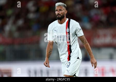 Monza, Italien. 08. Aug. 2023. Olivier Giroud von AC Milan schaut beim Trophäenspiel Silvio Berlusconi zwischen AC Monza und AC Mailand am 8. August 2023 im UPower Stadium in Monza, Italien. Gutschrift: Marco Canoniero/Alamy Live News Stockfoto