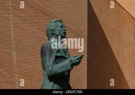 ALMERIA, SPANIEN - 28. MÄRZ 2023 Denkmal zum Gedenken an Alfredo Kraus, spanischen Sänger, Tenor, auf der Plaza Alfredo Kraus, Almeria, Spanien Stockfoto