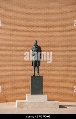 ALMERIA, SPANIEN - 28. MÄRZ 2023 Denkmal zum Gedenken an Alfredo Kraus, spanischen Sänger, Tenor, auf der Plaza Alfredo Kraus, Almeria, Spanien Stockfoto