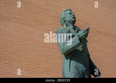 ALMERIA, SPANIEN - 28. MÄRZ 2023 Denkmal zum Gedenken an Alfredo Kraus, spanischen Sänger, Tenor, auf der Plaza Alfredo Kraus, Almeria, Spanien Stockfoto