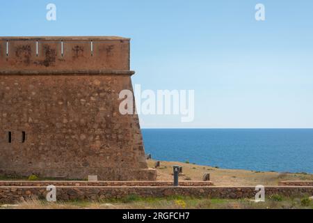 ALMERIA, SPANIEN - 28. MÄRZ 2023 Castillo de Guardias Viejas, ein Schloss in der Stadt Los Banos de Guardias Viejas in der Gemeinde El EJ Stockfoto