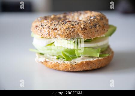 Eine Nahaufnahme des köstlichen vegetarischen Bagels Stockfoto