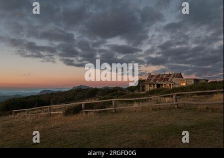 Craig's Hut am Mt. Sterling ist der Schauplatz des australischen Films „der Mann vom Snowy River“, der auf den Snowy Mountains in Victoria, Australien, gedreht wird. Stockfoto