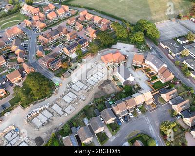 Luftaufnahme mit Blick auf ein neu gebautes Wohngebiet am Rande bestehender Häuser und Grünflächen Stockfoto