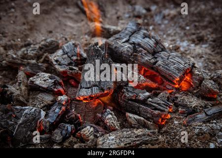 Nahaufnahme brennender Lagerfeuer-Kohlen Stockfoto