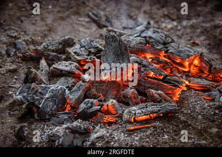 Nahaufnahme brennender Lagerfeuer-Kohlen Stockfoto