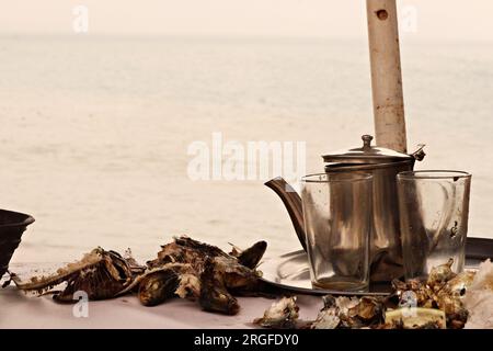 Kulinarische Köstlichkeiten am Meer: Marokkanisches Meeresfrüchte-Festmahl Stockfoto
