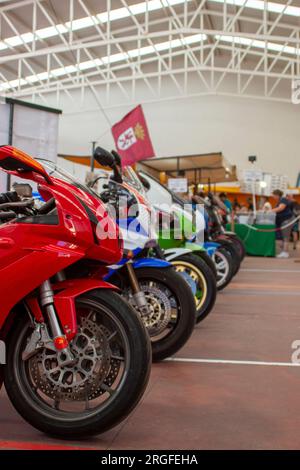 La Bañeza GP 2023. Ausstellung und Details der in der Meisterschaft anwesenden Motorräder Stockfoto