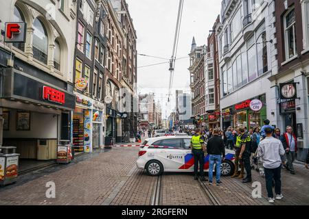 AMSTERDAM - Polizeibeamte in der Leidsestraat nach einer Explosion in einer Gastronomieanlage. Mehrere Fenster waren kaputt und zwei Verdächtige wurden in der Nähe verhaftet. ANP JEROEN JUMELET niederlande raus - belgien raus Stockfoto