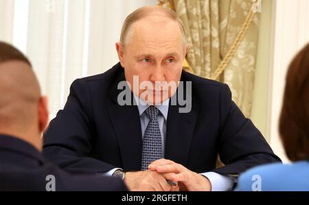 Moskau, Russland. 08. Aug. 2023. Der russische Präsident Wladimir Putin hört während eines Treffens mit den Leitern der Bauindustrie im Kreml am 8. August 2023 in Moskau, Russland, zu. Kredit: Mikhail Klimentyev/Kremlin Pool/Alamy Live News Stockfoto