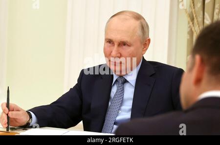 Moskau, Russland. 08. Aug. 2023. Der russische Präsident Wladimir Putin hört während eines Treffens mit den Leitern der Bauindustrie im Kreml am 8. August 2023 in Moskau, Russland, zu. Kredit: Mikhail Klimentyev/Kremlin Pool/Alamy Live News Stockfoto