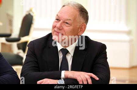 Moskau, Russland. 08. Aug. 2023. Vyacheslav Petushenko, CEO des russischen Highways State Company, hört während eines Treffens mit den Leitern der Bauindustrie, Gastgeber von Präsident Wladimir Putin, im Kreml am 8. August 2023 in Moskau, Russland. Kredit: Mikhail Klimentyev/Kremlin Pool/Alamy Live News Stockfoto