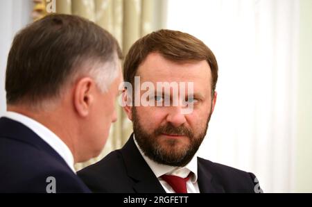 Moskau, Russland. 08. Aug. 2023. Russischer Präsidentschaftsgehilfe Maxim Oreshkin, rechts, und Stellvertretender Premierminister Marat Khusnullin, links, vor Beginn eines Treffens mit den Leitern der Bauindustrie im Kreml am 8. August 2023 in Moskau, Russland. Kredit: Mikhail Klimentyev/Kremlin Pool/Alamy Live News Stockfoto