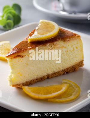 Frischer Käsekuchen mit Zitronenscheiben. Stockfoto