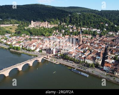 Luftaufnahme der Heidelberger Altstadt, der Heiliggeistkirche und der alten Brücke, mit dem Schloss im Hintergrund, Baden-Württemberg Stockfoto