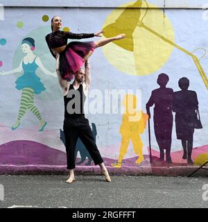 Edinburgh, Schottland, Großbritannien. August 2023. Edinburgh Fringe:Beats on Pointe von Australien bis zum Londoner West End: Diese energiegeladene Mischung aus kommerzieller Tanzunterhaltung verbindet Ballett und Street Dance mit zeitgenössischem und bahnbrechendem Design, um eine Show für alle Altersgruppen mit Non-Stop-5-Sterne-Unterhaltung zu bieten. Bildunterschrift, die teilweise aus der offiziellen Pressemitteilung erstellt wurde. Credit Craig Brown/Alamy Live News Stockfoto