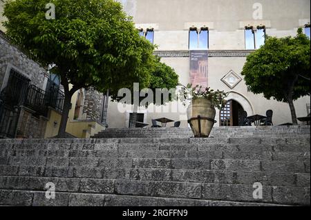 Malerischer Blick auf den Palazzo Ciàmpoli im katalanischen gotischen Stil, einen archäologischen Park in Taormina, Sizilien, Italien. Stockfoto