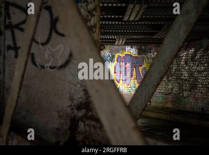 London, Vereinigtes Königreich: Graffiti neben dem Regent's Canal in London. Das ist unter einer Straßenbrücke in der Nähe von St. John's Wood. Stockfoto