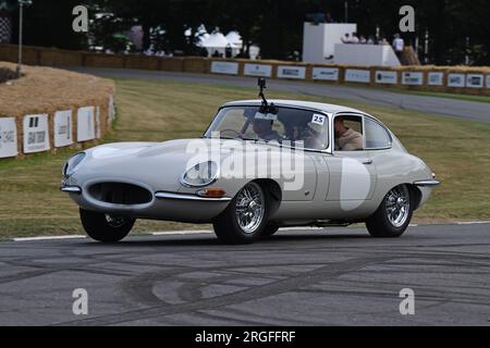 Jaguar E-Type Project ZP, Manufacturer Batch, eine Gelegenheit, eine Vielzahl moderner Fahrzeuge zusammen mit neuen Modellen aus einer Vielzahl neuer und e zu sehen Stockfoto