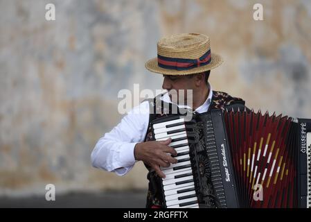 Portrait des Akkordeonisten der traditionellen sizilianischen Volkskunstgruppe I Suonatori di Taormina, gespielt auf der Piazza IX Aprile in Taormina Sizilien. Stockfoto