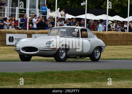 Jaguar E-Type Project ZP, Manufacturer Batch, eine Gelegenheit, eine Vielzahl moderner Fahrzeuge zusammen mit neuen Modellen aus einer Vielzahl neuer und e zu sehen Stockfoto