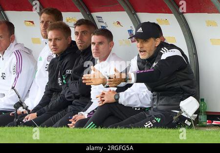 Trainer Thomas Tuchel (FC Barcelona), Teammanager, Trainer, Coach, wütend, Co-Trainer Arno Michels, Zsolt Löw, Marco Neppe (techn. Direktor), Anthony Barry, FCB Assistenztrainer, Assistenztrainer, Bastian Wernscheid Teammanager FCB, Michael Rechner Torwarttrainer FCB , in Aktion beim Freundschaftsspiel FC BAYERN MÜNCHEN - ALS MONACO 4-2 1.Deutsche Fußballliga am 7. August 2023 in Unterhaching Deutschland Staffel 2023/2024, FC Barcelona, © Peter Schatz / Alamy Live News Stockfoto