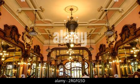 Weitwinkelblick auf große Spiegel, die Decke und alte Lampen, die an der Decke hängen. Stockfoto
