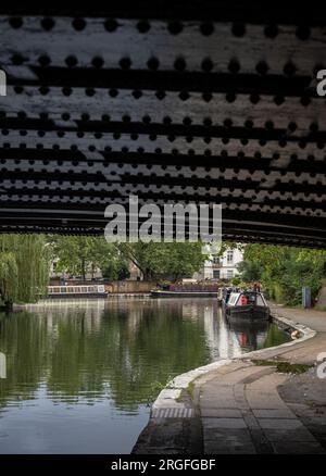 London, Vereinigtes Königreich: Kanalboote in Little Venice in London. Dies ist die Kreuzung, an der der Regent's Canal auf den Paddington-Zweig des Grand Union Canal trifft Stockfoto