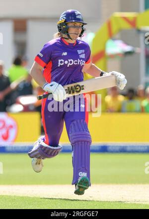 Nottingham, Großbritannien. 09. Aug. 2023. 9. August 2023 - Trent Bridge Cricket Ground, Nottingham. Veranstaltung: The 100 Cricket: Nottingham Rockets gegen Northern Supercharger. Überschrift: Georgia Wareham (Northern Supercharger) Run. Bild: Mark Dunn/Alamy Live News (Sport) Kredit: Mark Dunn Photography/Alamy Live News Stockfoto