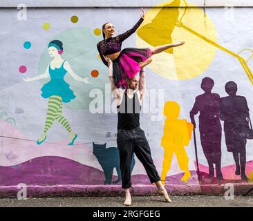 Gifford Park, Edinburgh, Schottland, Vereinigtes Königreich, 09. August 2023. Beats on Pointe at Edinburgh Festival Fringe: Beats on Pointe Balletttänzer treten auf dem Gifford Park Wandgemälde von Kate George auf. Australiens Tanzgruppe kehrt in die Fringe zurück. Es ist eine Mischung aus kommerzieller Tanzunterhaltung, die Ballett und Street Dance miteinander verbindet, mit einer talentierten Besetzung von Tanzsportlern mit Pausenmusik, zeitgenössischer Akrobatik und Tanztheater sowie Freestyle-Darbietungen. Abbildung: Balletttänzer Kealy Fouracre, Tyrone Anthony. Kredit: Sally Anderson/Alamy Live News Stockfoto