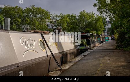 London, Vereinigtes Königreich: Kanalboote in Little Venice in London. Ansicht vom Schleppweg. Stockfoto