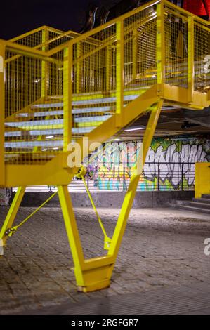 LONDON - 22. April 2023: Londons Alternative: Graffiti Skate Park und gelbe Metalltreppe auf der Southbank, ein Zentrum der Kreativität und des Ausdrucks danach Stockfoto