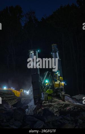 Göteborg, Schweden - Oktober 13 2022: Bohrgeräte arbeiten nachts Stockfoto