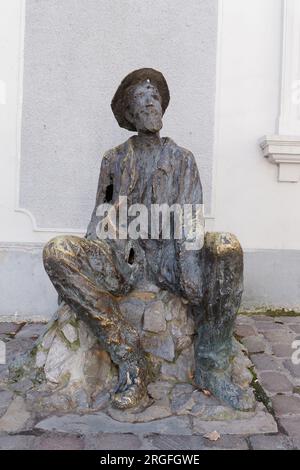 Statue des Dichters Đura Jaksic in der berühmten Skadarlija Straße in Belgrad, Serbien. August 2023. Stockfoto