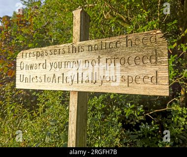 Arley Hall-Schild, Cheshire, England, UK - Trespassers diese Mitteilung beachten Sie, dass Sie nicht fortfahren dürfen, es sei denn, Sie fahren in Arley Hall, CW9 6NA Stockfoto