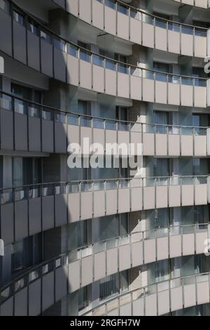 Linienmuster der Balkone an der geschwungenen Fassade des Grand Hotel Bukarest (ehemals Intercontinental) in Bukarest, Rumänien Stockfoto