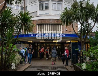 St John's Wood, London, Großbritannien: U-Bahn-Station St John's Wood in London. London U-Bahn-Station an der Jubilee Line mit Menschen und Bäumen. Stockfoto