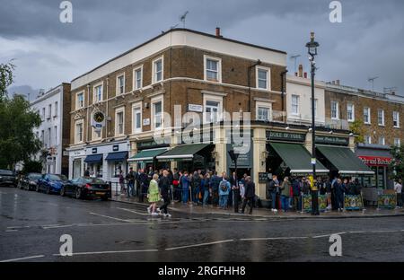 St John's Wood, London, Vereinigtes Königreich: Duke of York Pub in St John's Wood, London. Leute, die vor dem Pub auf der St. John's Wood Terrace trinken. Stockfoto