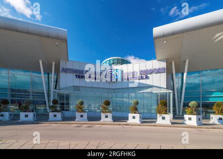 Sofia, Bulgarien -17. März 2023: Flughafenarchitektur von Sofia in Bulgarien. Der Flughafen Sofia ist der wichtigste internationale Flughafen Bulgariens Stockfoto