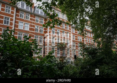 St John's Wood, London, Vereinigtes Königreich: Hannover House, ein Wohngebäude in der St John's Wood High Street, London. Von den St. John's Wood Church Gardens aus gesehen. Stockfoto